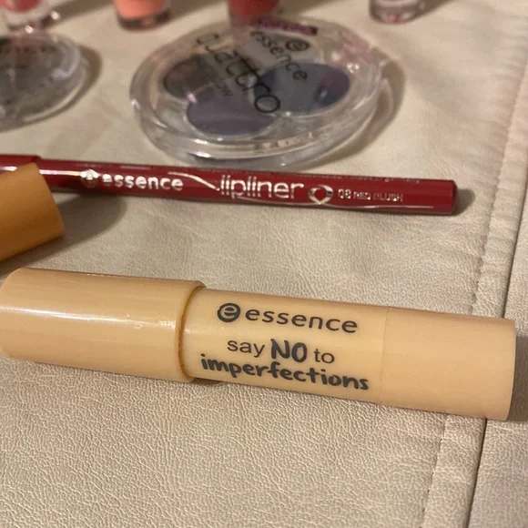 Bundle of 10 essence items(eyeshadow,lipgloss,lip liner,concealer,black mascara) - Picture 8 of 14